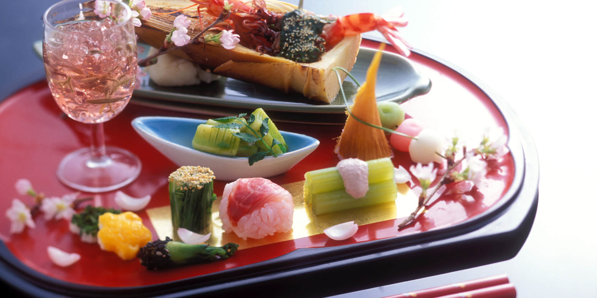 目と舌で味わう、彩り豊かな懐石メニュー。