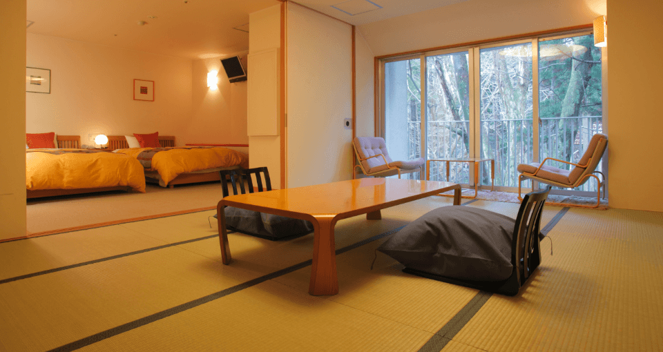 旅の思い出を語りながら畳敷きのお部屋で団らんのひととき